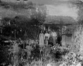 Grupp framför hus i Yxtabacken i Hovsta, 1920-tal