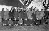 Skolklass framför Hovsta kyrka, 1928