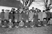 Skolklass vid Hovsta kyrka, 1928