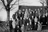 Skolklass vid Hovsta kyrka, 1920-tal