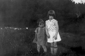Barn framför kameran i Hovsta, 1920-tal