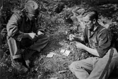 Militärer spelar kort, 1930-tal