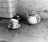 Kaffekopp med fat och kanna i porslin, 1940-tal