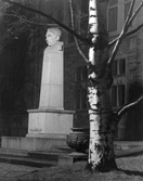 Staty av Jonas Wenström vid Tekniska skolan, 1940-tal