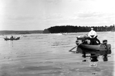 Flera ekor med åskådare vid båttävling på Norasjön, 1949