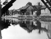 Vy över trähus i Arboga, 1949