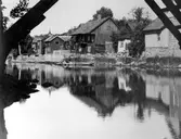 Vy över trähus i Arboga, 1949