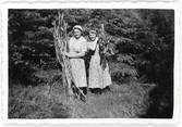 Ingegärd och Karin med ved de samlat i skogen