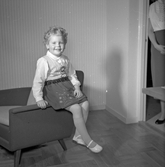 Familjen Göran Mårtensson, en liten flicka i finkläder