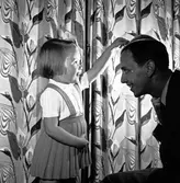 Familjen Karl-Erik Lungren, liten flicka leker med sin pappa