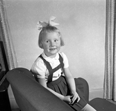 Familjen Hilda Ström, liten flicka i finkläder