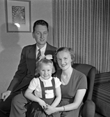 Familjen Hilda Ström, liten flicka tillsammans med sina föräldrar