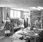 Två män i full färd med julskyltning tillverkning