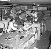 Två män i full färd med julskyltning tillverkning