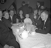 Estniska klubbens årsfest i Kristinagården, gäster samlade runt ett bord