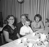 Estniska klubbens årsfest i Kristinagården, en familj med sina två barn samlade vid ett bord