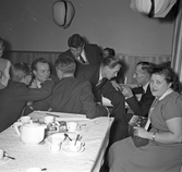 Estniska klubbens årsfest i Kristinagården, en samling män vid, runt och på ett bord