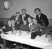 Estniska klubbens årsfest i Kristinagården, en grupp män och kvinnor runt ett bord