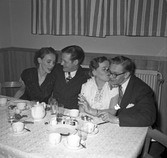 Estniska klubbens årsfest i Kristinagården, två par sitter vid ett bord
