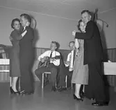 Estniska klubbens årsfest i Kristinagården, två par ute på dansgolvet