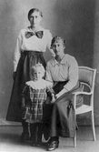 Beda och Ebba Berglund med lilla Britta, 1920-tal