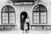 Grupp framför café Rörstrand, 1930-tal