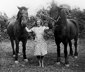 Kvinna med hästar i Yxta i Hovsta, 1939-1940