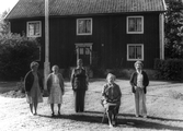 Grupp på gårdsplanen på Fjärndeln i Hovsta, 1981