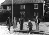 Grupp på gårdsplanen på Fjärndeln i Hovsta, 1981