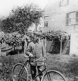 Karl Wilhelm Sundström med cykel i Brockton i USA, 1910-tal