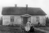 Familjen Larsson framför hus i Skråmsta i Adolfsberg, ca 1915