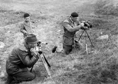 Pojke betraka fotograferna Hedberg och Ahnberg på Segersjö i Lännäs, 1950-tal