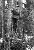 Axel Wijk på sten i skogen i Malgräva i Asker, 1976