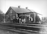 På perrongen vid Hovsta station, 1922