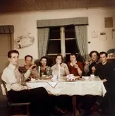 Lyfta glas vid julfirande, 1950-tal