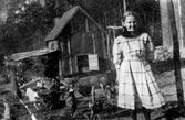 Flicka vid farm i Brockton i USA, ca 1915