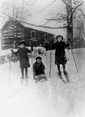 Barn med skidor och kälke vid Fjärndeln i Hovsta, 1910-tal