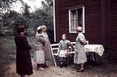En grupp med damer vid Fjärndeln i Yxta i Hovsta, 1953