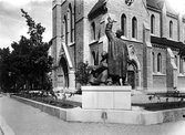 Bröderna Petris staty vid Olaus Petrikyrkan, ca 1930