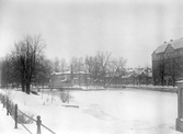 Svartån isbelagd framför Strömparterren, ca 1930