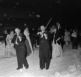 Bröllopsmiddag, bröllopsgäster ute i snön