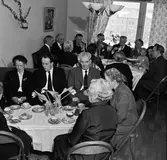 Familjen Ingvar Hedberg, släkt och familj samlade för dopfika