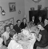 Familjen Ingvar Hedberg, släkt och familj samlade för dopfika