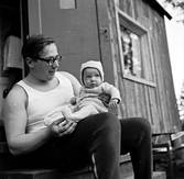 Familjen Ingvar Hedberg, man med bebis