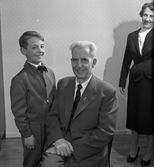 Familjen Hansson, äldre herre tillsammans med pojke
