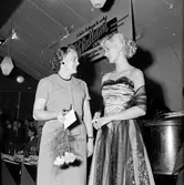 Modevisning i varuhus, från vänster värdinnan tillsammans med en av dammodes modellerna