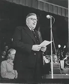 Bilder från lantbruksmötet, 1945, Påskbergsvallen. Landshövding Reimer Johansson håller hälsningstalet på mötets öppnande. 
Tillhör samlingen med fotokopior från Hallands Nyheter som är från 1930-1940-talen.