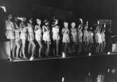 Tävlingen Stockholms badflicka år 1963. Siv Åberg stående nr 7 från vänster, utan fackla.