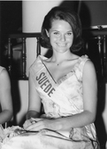 Siv Åberg under Miss Europe-tävlingen i Beirut 1964, iklädd Lunch- och middagsklänningen.
