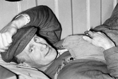 Banarbetare Bäckström vilar på soffan, 1950-tal